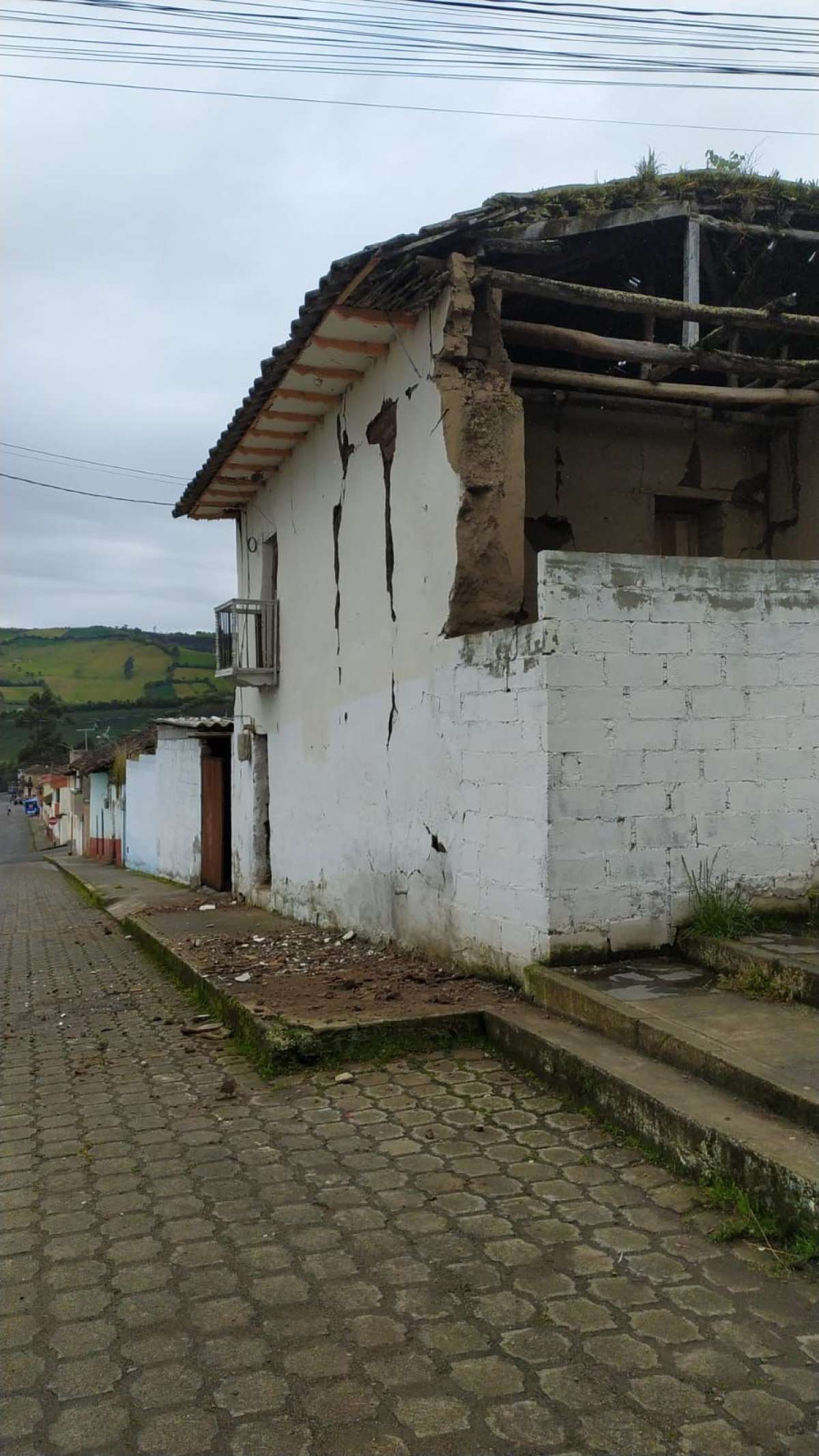 Tras el accidente de tránsito, la Policía encontró un herido por arma de fuego que falleció a los pocos minutos.