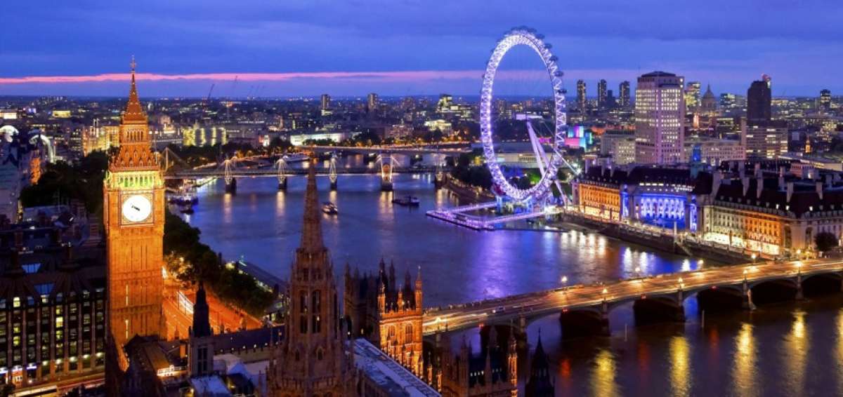 En Londres, por la noche, destaca The London Eye. Es uno de los sitios m&aacute;s visitados de la ciudad. 