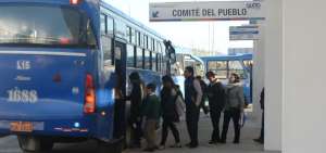 Pasajeros utilizan uno de los alimentadores que llega a la terminal El Labrador.