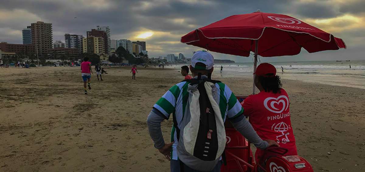 Playa Murci&eacute;lago, en el suroeste de Manta, es uno de los balnearios urbanos de Manab&iacute; con gran afluencia de turistas que llegan en grupos familiares desde varias zonas del pa&iacute;s.  
