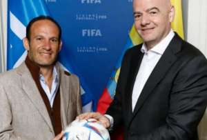 Gianni Infantino felicit&oacute; a Francisco Egas tras su reelecci&oacute;n al frente de la FEF.