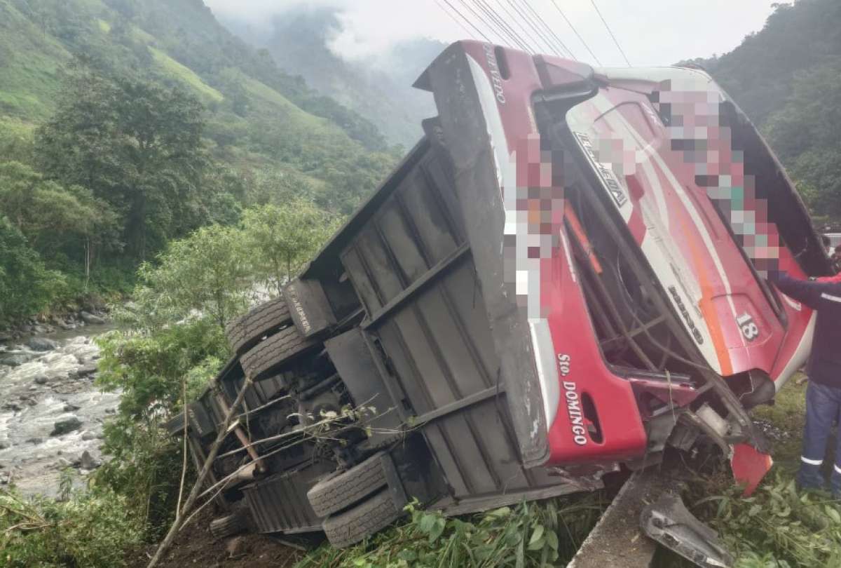 Un bus cay&oacute; a un barranco en la Al&oacute;ag - Santo Domingo