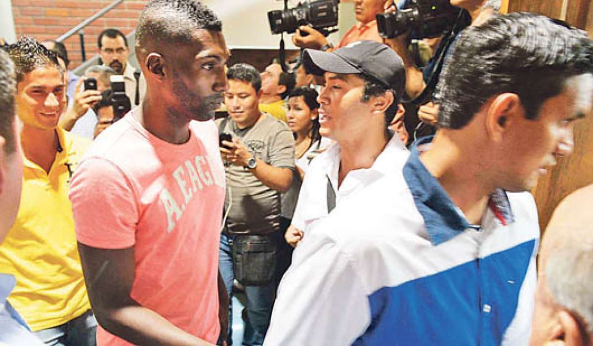 El presidente de la agremiaci&oacute;n de futbolistas, Edwin Tenorio (c), ordena el ingreso de sus compa&ntilde;eros al sal&oacute;n para dialogar con el titular de la FEF. Foto: Lylibeth Coloma.