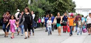 Guayaquile&ntilde;os se preparan para tomar buses en el terminal, que los lleve a los distintos destinos este feriado.