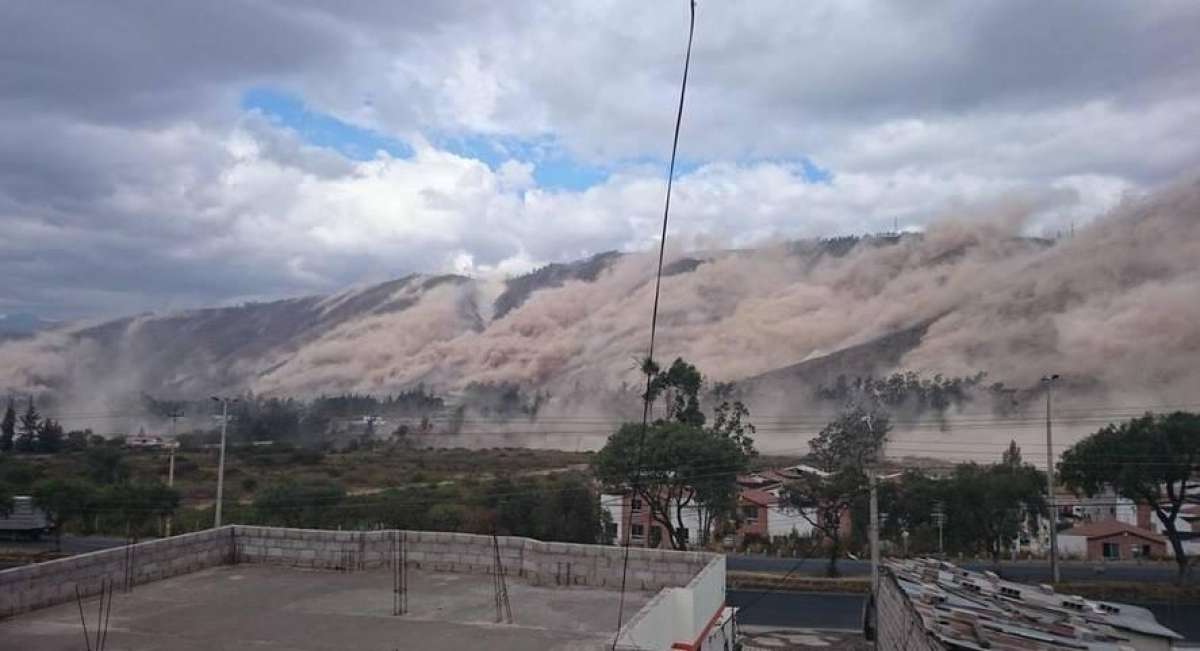 Nube de polvo que observaron los moradores de Mitad del Mundo tras los sismos. Foto: Tomada de la cuenta de Twitter de @DariieliiN 