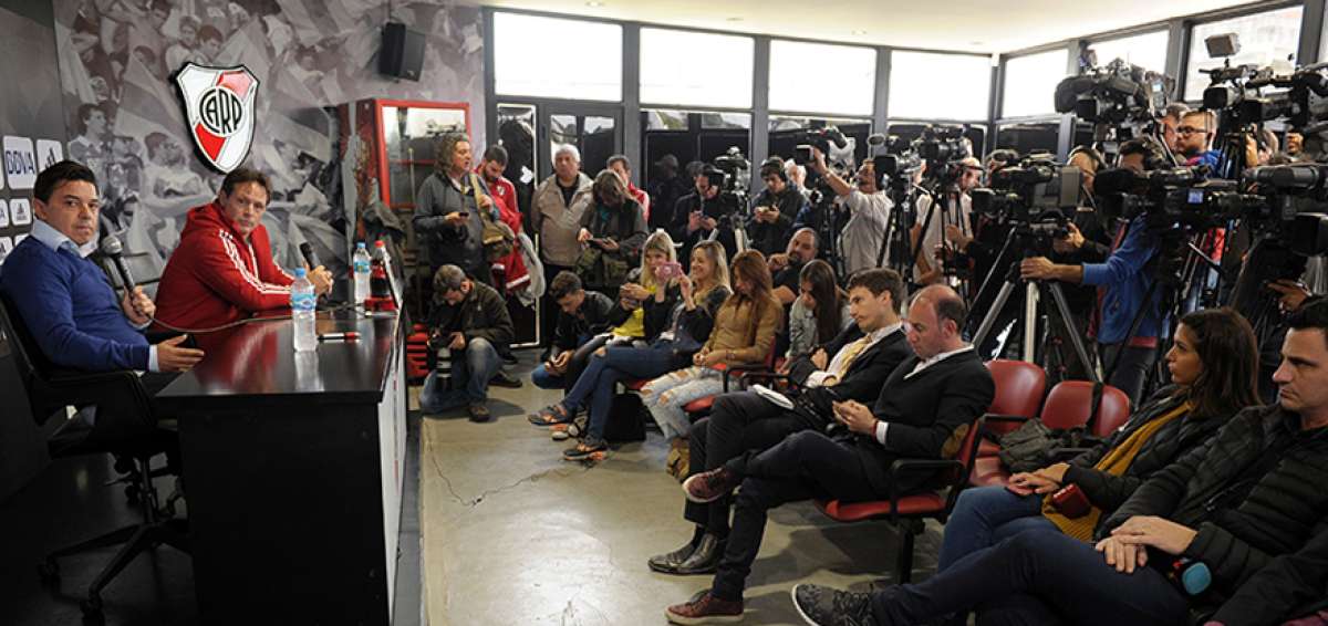 Decenas de periodistas acudieron ayer a la rueda de prensa que dieron Gallardo y Hansing. 