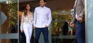  El portero espa&ntilde;ol del Oporto, Iker Casillas, y su mujer Sara Carbonero salen del hospital de Oporto (Portugal) donde &eacute;ste estaba ingresado desde el pasado mi&eacute;rcoles tras sufrir un infarto de miocardio. 