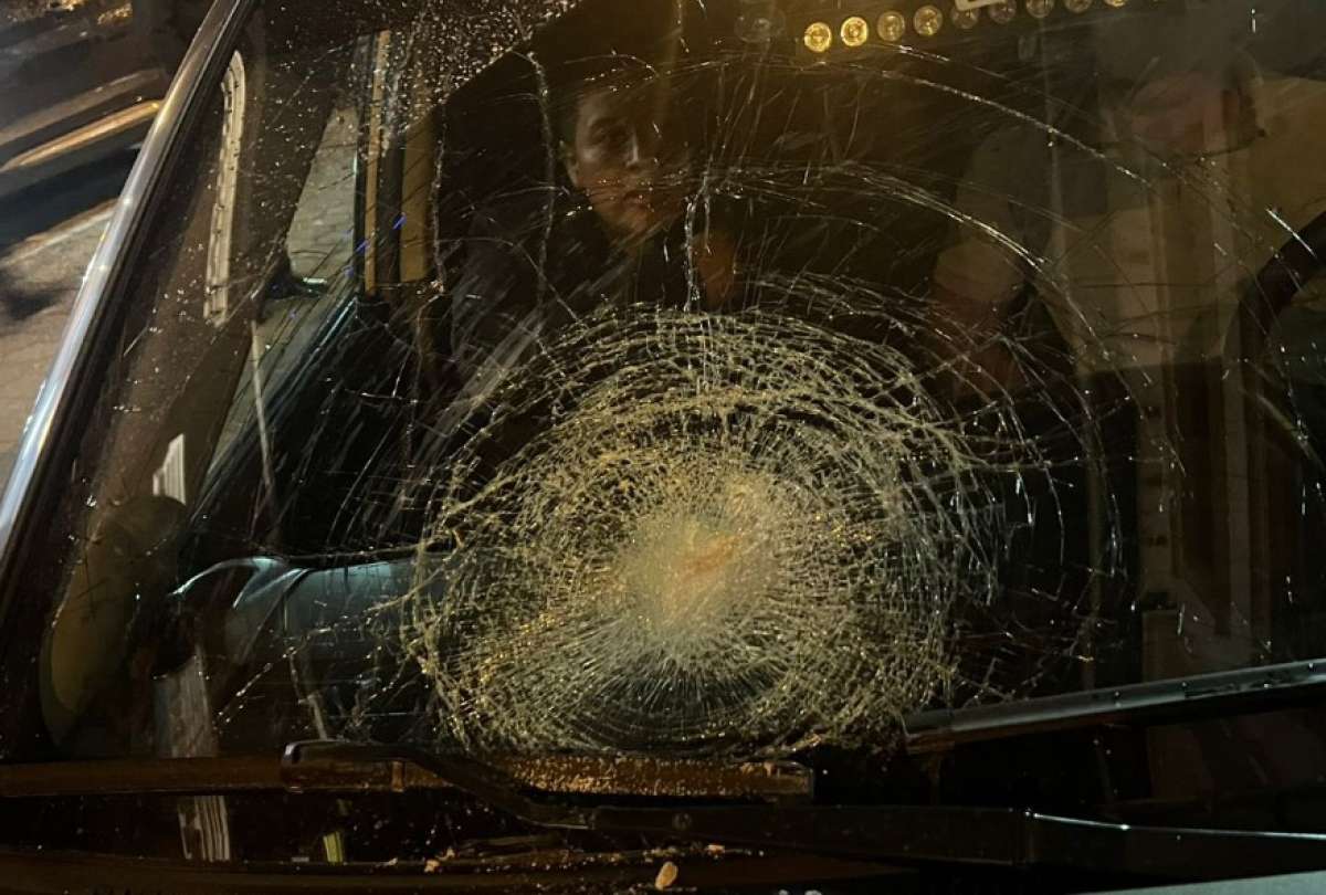Los manifestantes rompieron ventanas a piedrazos.