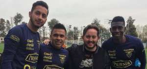 Piedra, Uchuari, Fausto Carvallo (tiluar del club) y Johnson durante un entrenamiento de Ecuador.