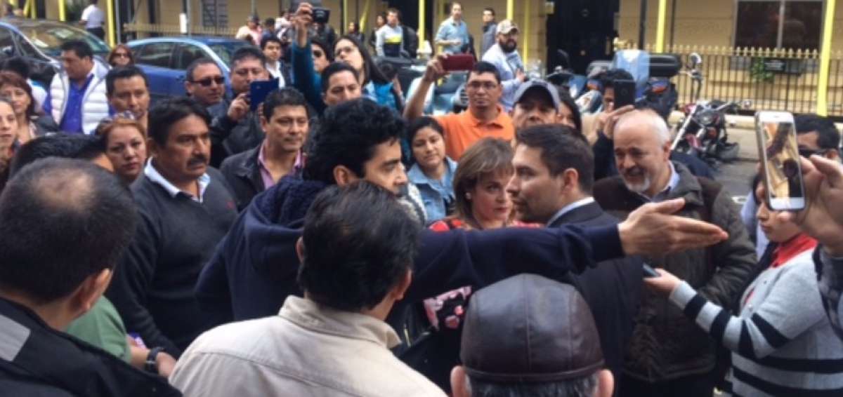 En Londres partidarios de CREO incitaron a la confrontaci&oacute;n desplegando peri&oacute;dicos con propaganda pol&iacute;tica.