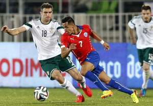 Alexis S&aacute;nchez (d.) siente molestias en el hombro desde el duelo ante Irlanda del Norte el pasado mi&eacute;rcoles. Foto: EFE