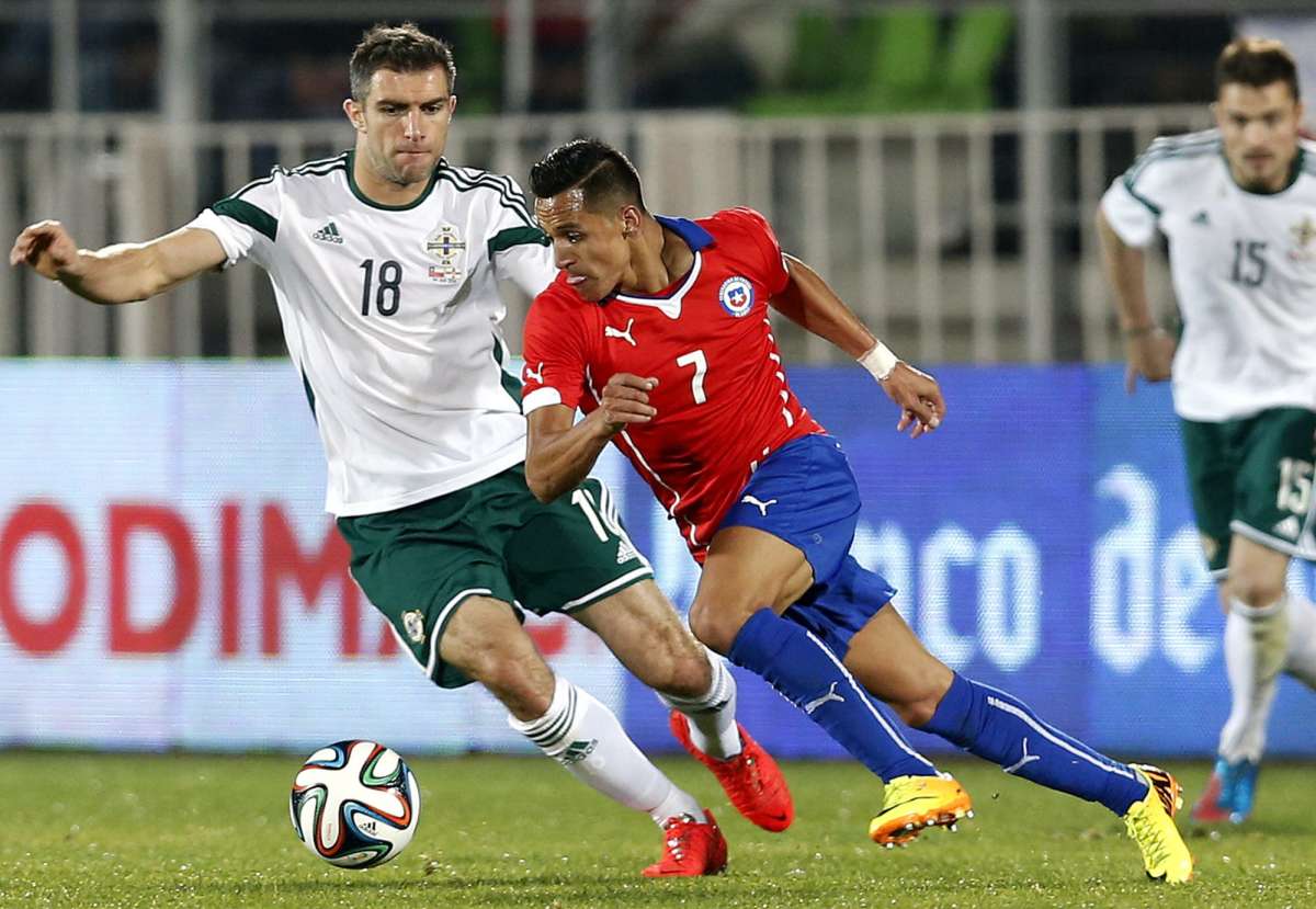 Alexis S&aacute;nchez (d.) siente molestias en el hombro desde el duelo ante Irlanda del Norte el pasado mi&eacute;rcoles. Foto: EFE