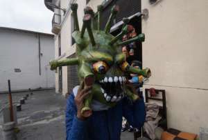 Monigotes con rostro de Covid