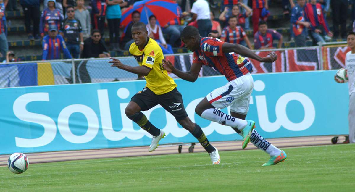 El volante de Barcelona Tito Valencia (izq.) domina el bal&oacute;n ante la marca del defensa Cristian Acosta. Foto: Agencia Andes