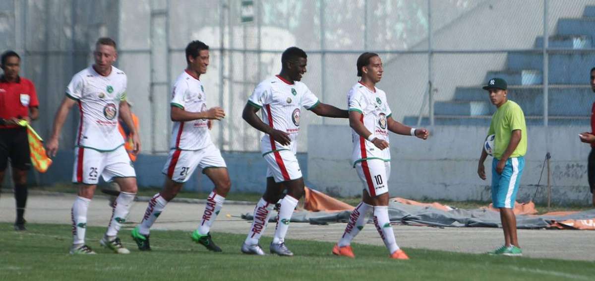 Festejo del cuadro del 'ponchito' luego del segundo gol alcanzado en el estadio 9 de Mayo. 