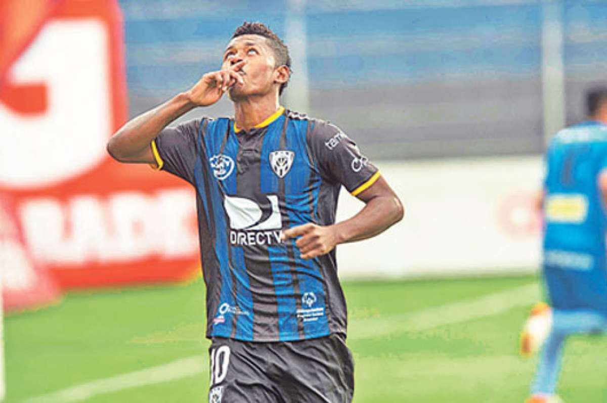 Gabriel Cortez le dedica a Dios el gol que marc&oacute; a los 20 minutos de tiro penal. El esmeralde&ntilde;o de 19 a&ntilde;os anot&oacute; su primera diana en este torneo. Foto: Fernando Sandoval / El Tel&eacute;grafo