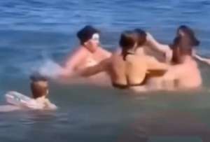 Una pelea se volvi&oacute; tan intensa en el mar que los adultos olvidaron a un beb&eacute;.