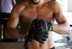 Un árbitro de MMA queda aturdido tras recibir accidentalmente una fuerte patada