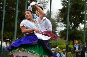El lanzamiento de los folletos se realiz&oacute; ayer en el parque Calder&oacute;n con las autoridades. Foto: Jos&eacute; Luis LLivisaca |  El Tel&eacute;grafo
