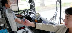 En pocos meses los cuencanos podr&aacute;n pagar la tarifa de bus solo con tarjeta electr&oacute;nica.