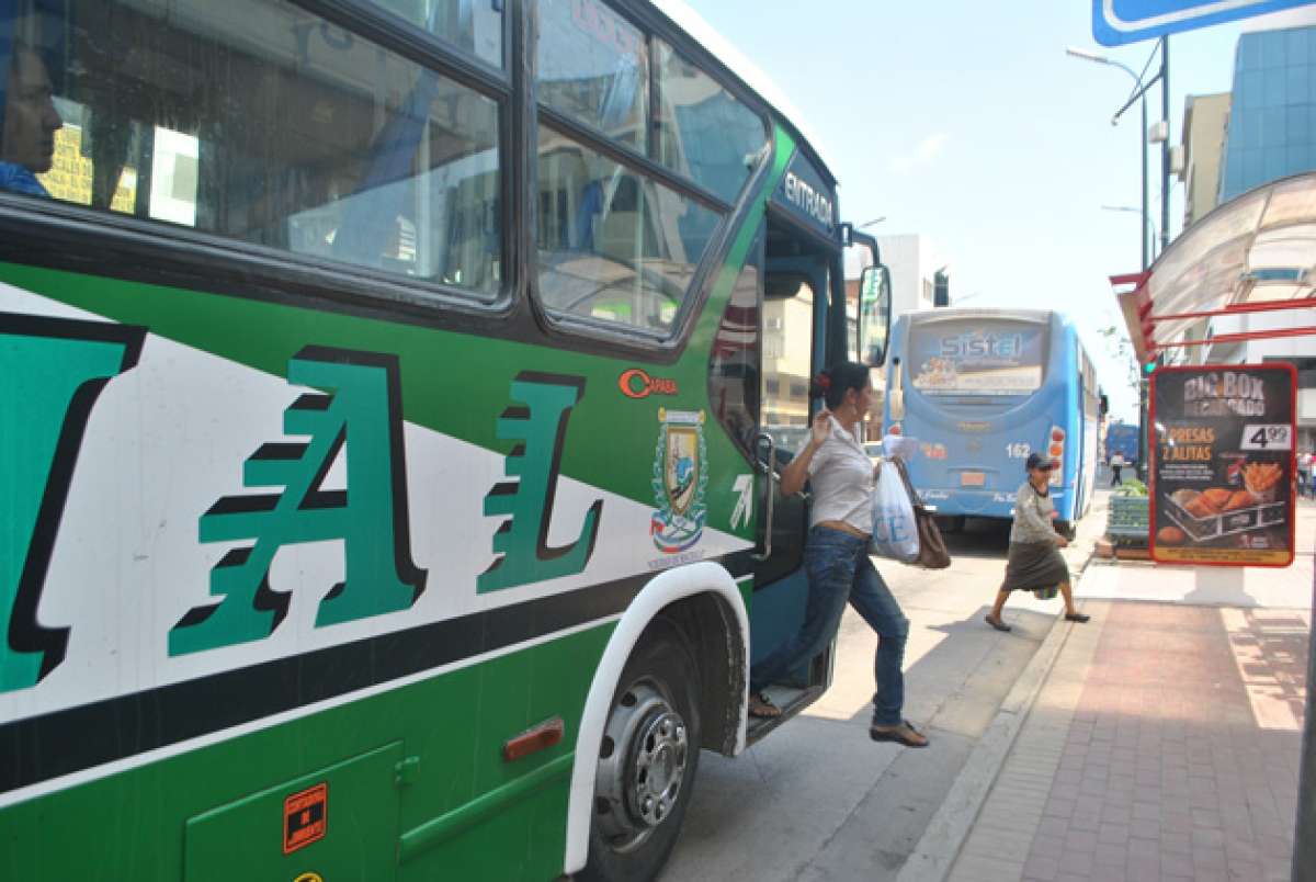 Los taxistas ya cobran $ 1,50 la carrera m&iacute;nima a los machale&ntilde;os. Mientras los conductores de buses esperan la nueva tarifa. Foto: Fabricio Cruz