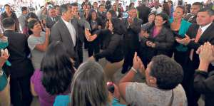 El Presidente de la Rep&uacute;blica desayun&oacute; y bail&oacute; con habitantes de San Juan de Calder&oacute;n (norte de Quito). Foto: Cortes&iacute;a / Presidencia de la Rep&uacute;blica.