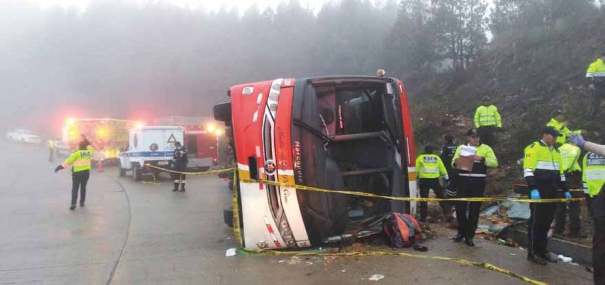El personal de socorro que asisti&oacute; al lugar del accidente trabaj&oacute; alrededor de dos horas para recuperar los cuerpos de los fallecidos y heridos en el siniestro.