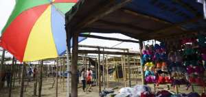 Los comerciantes de Tarqui ofertan sus productos en distintos puntos del puerto manabita.