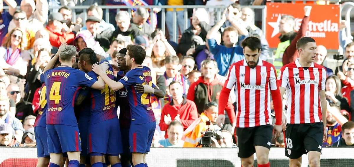 Los jugadores del Barcelona celebran el gol marcado durante el partido de este domingo contra el Athletic de Bilbao correspondiente a la jornada 29 de LaLiga en el Estadio Camp Nou.