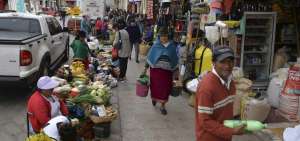 El tr&aacute;fico en tres calles cercanas al mercado 9 de Octubre (Cuenca) se dificulta por los puestos de frutas y legumbres ubicados cerca de las veredas.  