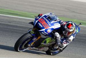 Lorenzo, que sali&oacute; desde la segunda plaza, tom&oacute; las riendas de la carrera desde la primera curva. Foto: AFP