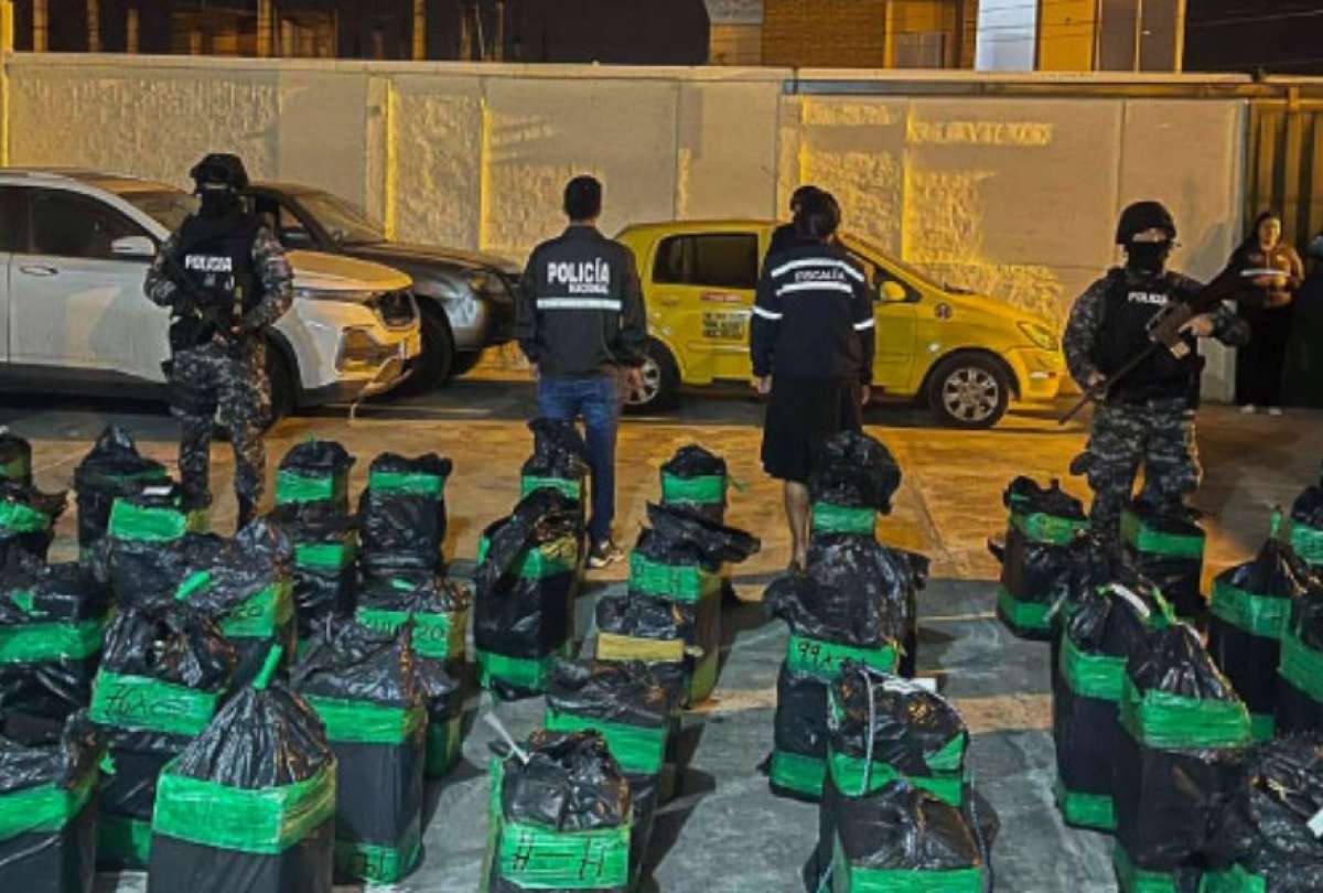 Loa Policía expuso los sacos encontrados después de la persecución.