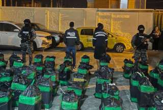 Loa Policía expuso los sacos encontrados después de la persecución.