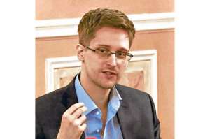 Snowden podr&aacute; estar 3 a&ntilde;os m&aacute;s en Rusia y viajar al extranjero