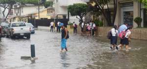 En la intersecci&oacute;n de Jiguas y V&iacute;ctor Emilio Estrada (Urdesa), en Guayaquil el nivel de agua provoc&oacute; que el tr&aacute;nsito de veh&iacute;culos se congestionara y complicara el cruce de los peatones.