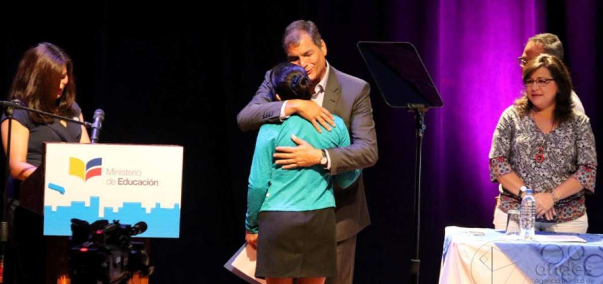 El presidente Correa ofreci&oacute; a Lesly Contreras, la mejora puntuada, ayudar a mejorar las condiciones de su vivienda y apoyarla para que siga estudiando.