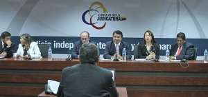 En las mesas, en Quito,participan veedores de la Facultad de Jurisprudencia de la Universidad Central.