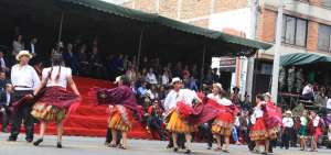 Colorido en las calles de Cuenca en festejos por 196 a&ntilde;os de independencia