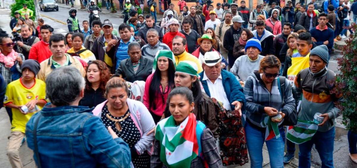 Habitantes afectados por el terremoto del 16 de abril se dirigieron a la sede de CREO, al norte de Quito. 