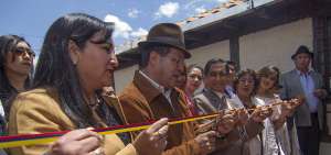 El prefecto de Cotopaxi, Jorge Guam&aacute;n (centro), corta la cinta de inauguraci&oacute;n de la Casa de Acogida.