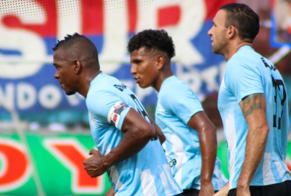 Álex Bolaños (izq.) es el actual capitán del Deportivo Quito