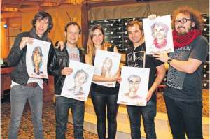 Un fan regal&oacute; en Quito una caricatura a los integrantes de la banda espa&ntilde;ola: Haritz,  Pablo, Leire, &Aacute;lvaro y Xabi. Ellos se mostraron contentos con las expresiones de afecto y cari&ntilde;o del p&uacute;blico ecuatoriano. Fotos: EFE