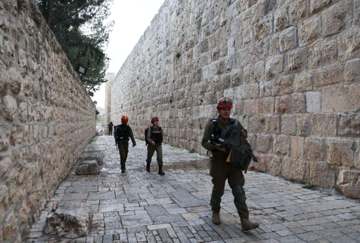 Fragmentos de un misil iran&iacute; impactan en la Ciudad Vieja de Jerusal&eacute;n y causan un herido