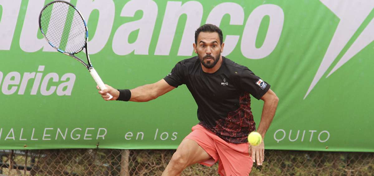 El tenista de Rep&uacute;blica Dominicana, V&iacute;ctor Estrella Burgos, devuelve un tiro del ecuatoriano Gonzalo Escobar, la ma&ntilde;ana de ayer en el Challenger Andes Quito.