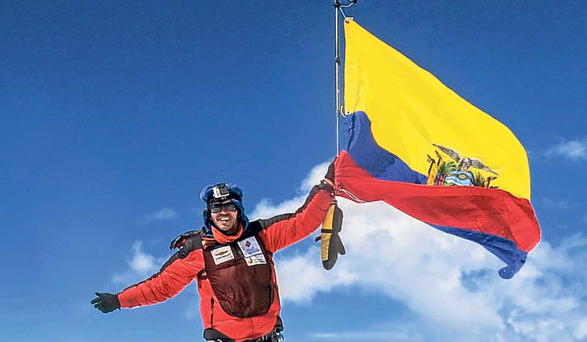 El monta&ntilde;ista Santiago Quintero flamea la bandera de Ecuador en la &uacute;ltima elevaci&oacute;n que coron&oacute;: el Ancohuma, a 6.427 metros sobre el nivel del mar. Foto: Cortes&iacute;a.