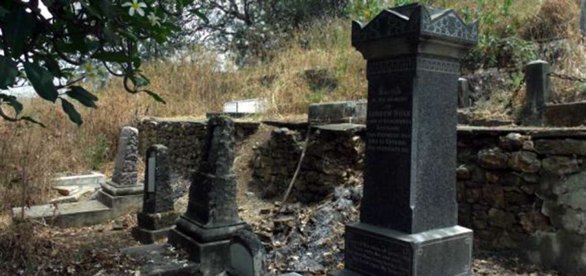 En el cementerio de los extranjeros o de los protestantes hay tumbas descuidadas desde fines de los 1800.