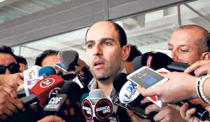 El principal dirigente del f&uacute;tbol chileno, Sergio Jadue, a su salida de Santiago brind&oacute; pocas declaraciones; afirm&oacute; que viajar&iacute;a con su familia de vacaciones. Foto: Internet