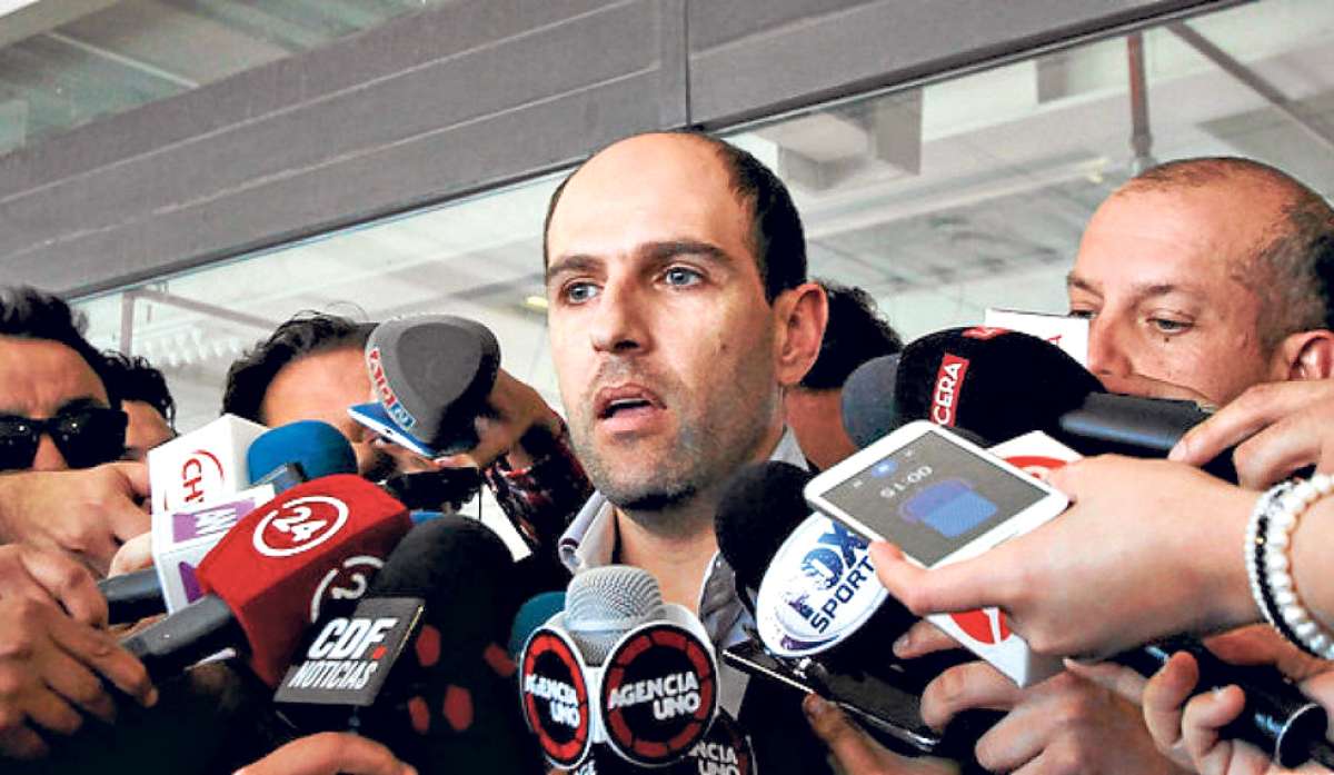 El principal dirigente del f&uacute;tbol chileno, Sergio Jadue, a su salida de Santiago brind&oacute; pocas declaraciones; afirm&oacute; que viajar&iacute;a con su familia de vacaciones. Foto: Internet