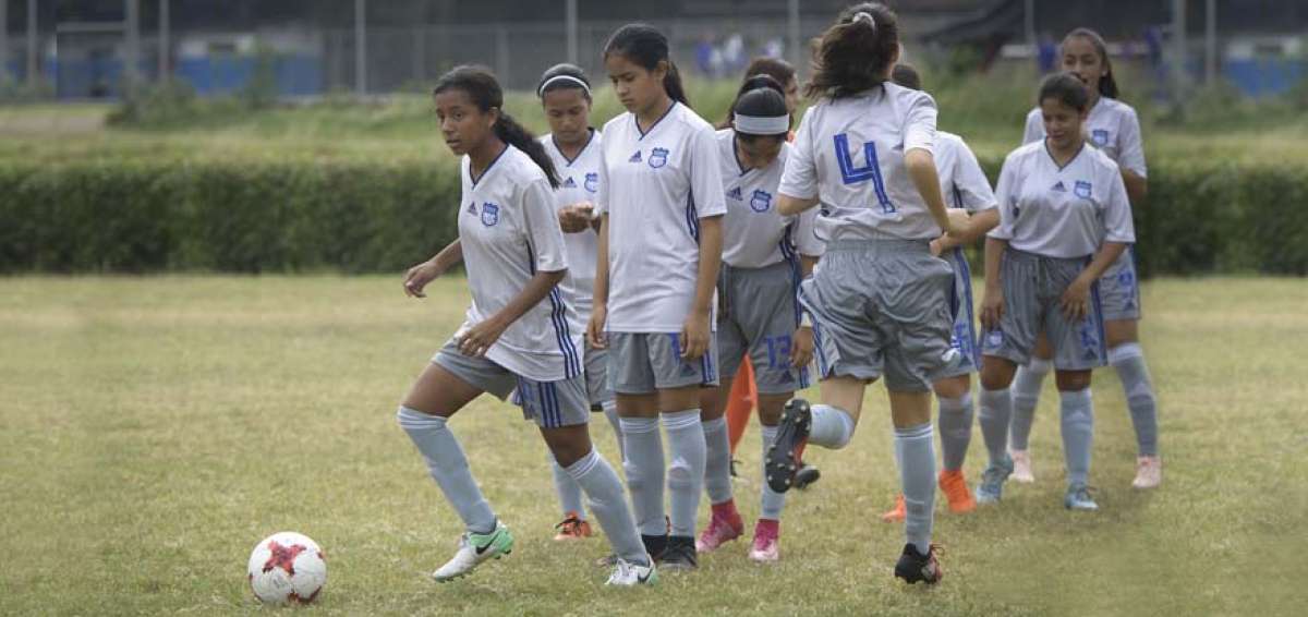 Las jugadoras de Emelec, realizaron una ligera pr&aacute;ctica antes del compromiso que se disput&oacute; en el complejo del club, en la v&iacute;a a la Costa.