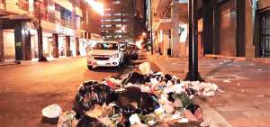 Los recicladores son parte del problema de que la basura se riegue a lo largo de las calles Jun&iacute;n y C&oacute;rdova, en pleno centro de Guayaquil.